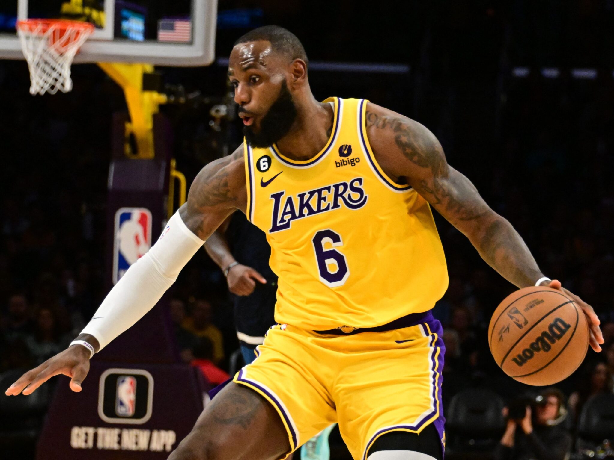 Là cầu thủ được trả lương cao nhất NBA trong 9 mùa liên tục
